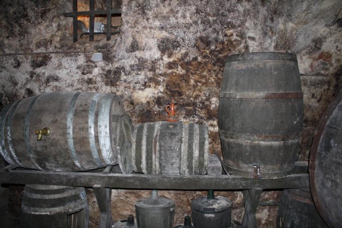 Decoración con barricos y obejtos relacionados con el vino de la Bodega de Requejo