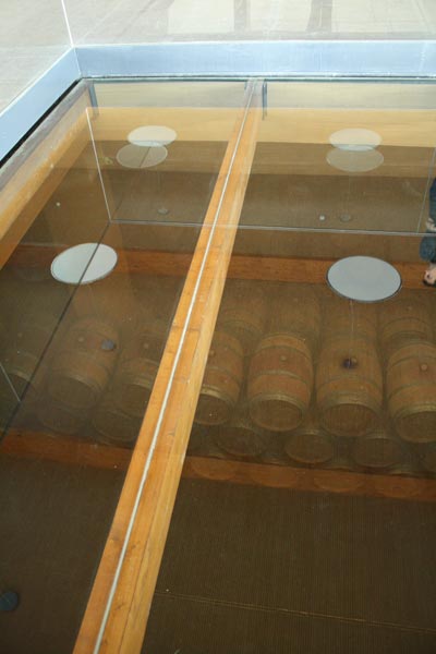 Sala de barricas vista desde el suelo de cristal de la planta principal del edificio nuevo de las Bodegas Luis Pérez